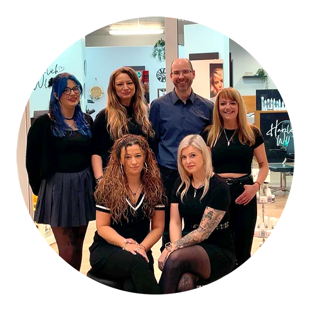 Ein Foto der 6 Mitarbeiter, von links hinten nach rechts vorne: Zwei Frauen, ein Mann, dann drei weitere Frauen, Sie lächeln in die Kamera und sind alle dunkler gekleidet. Die Frauen haben frisierte Haare.